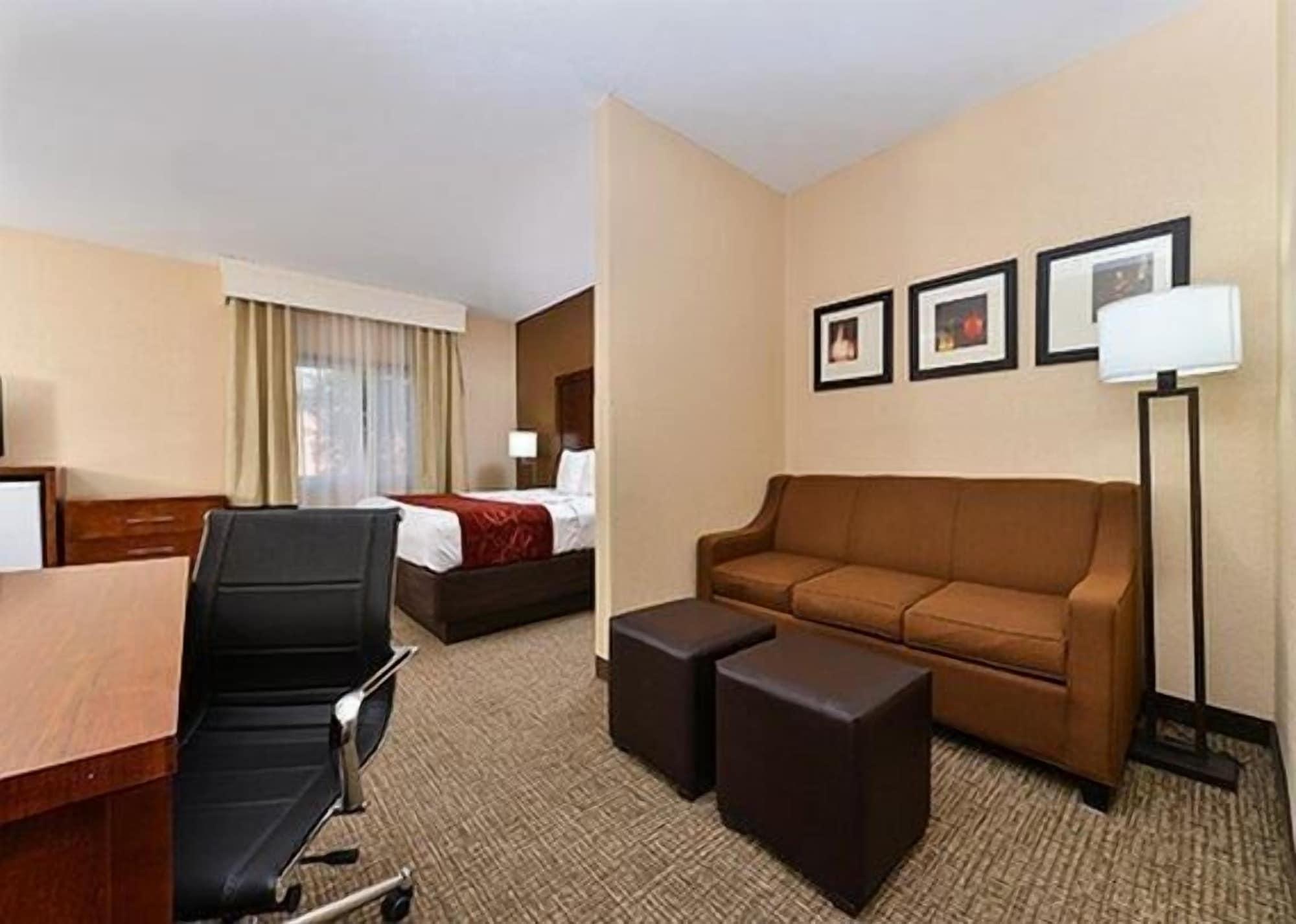 Comfort Suites Omaha Northwest Exterior photo