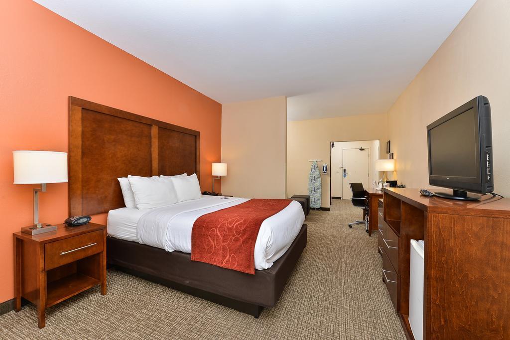 Comfort Suites Omaha Northwest Exterior photo
