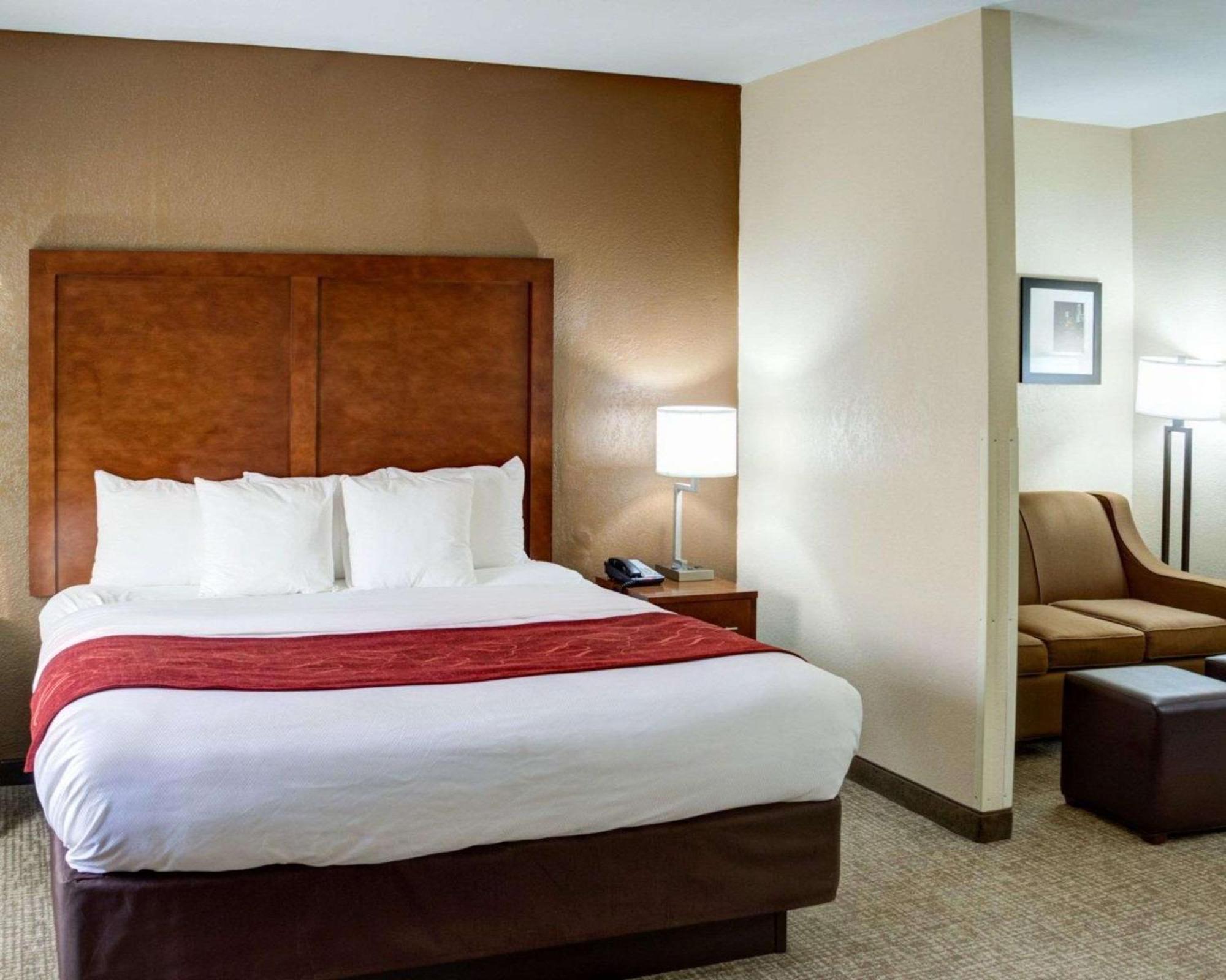 Comfort Suites Omaha Northwest Exterior photo